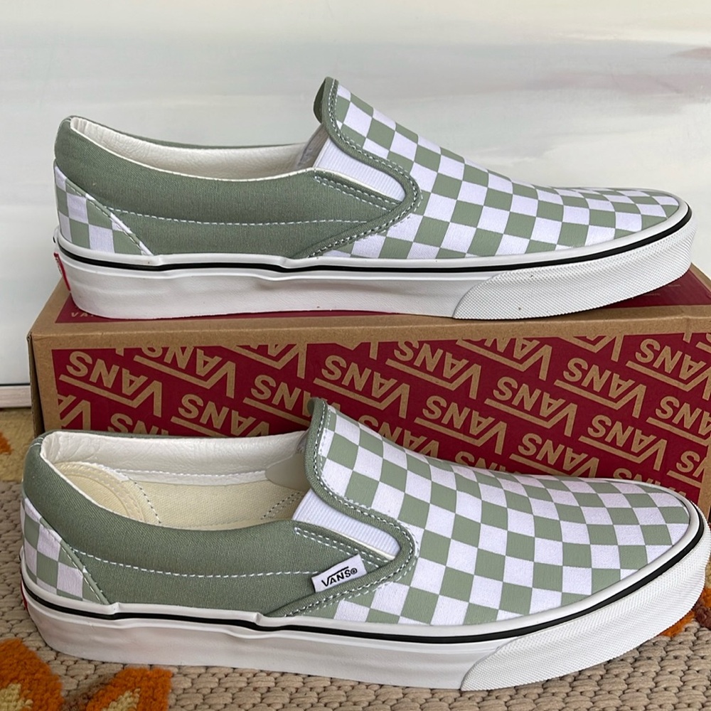 Vans Men’s Classic Slip-On
Color Theory Checkerboard
VN0DDBVZCJL
Sneakers